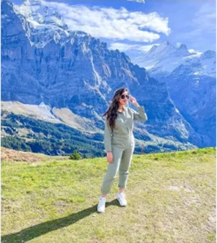 Zoha standing in front of the Swiss Alps
