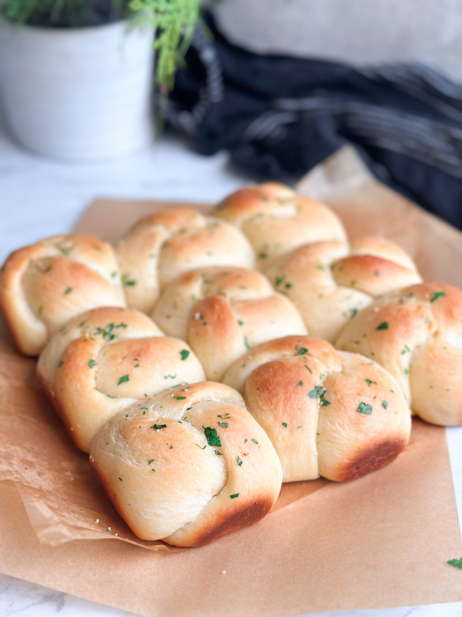 Nothing says Game Day like an ultimate appetizer! This Garlic Knot